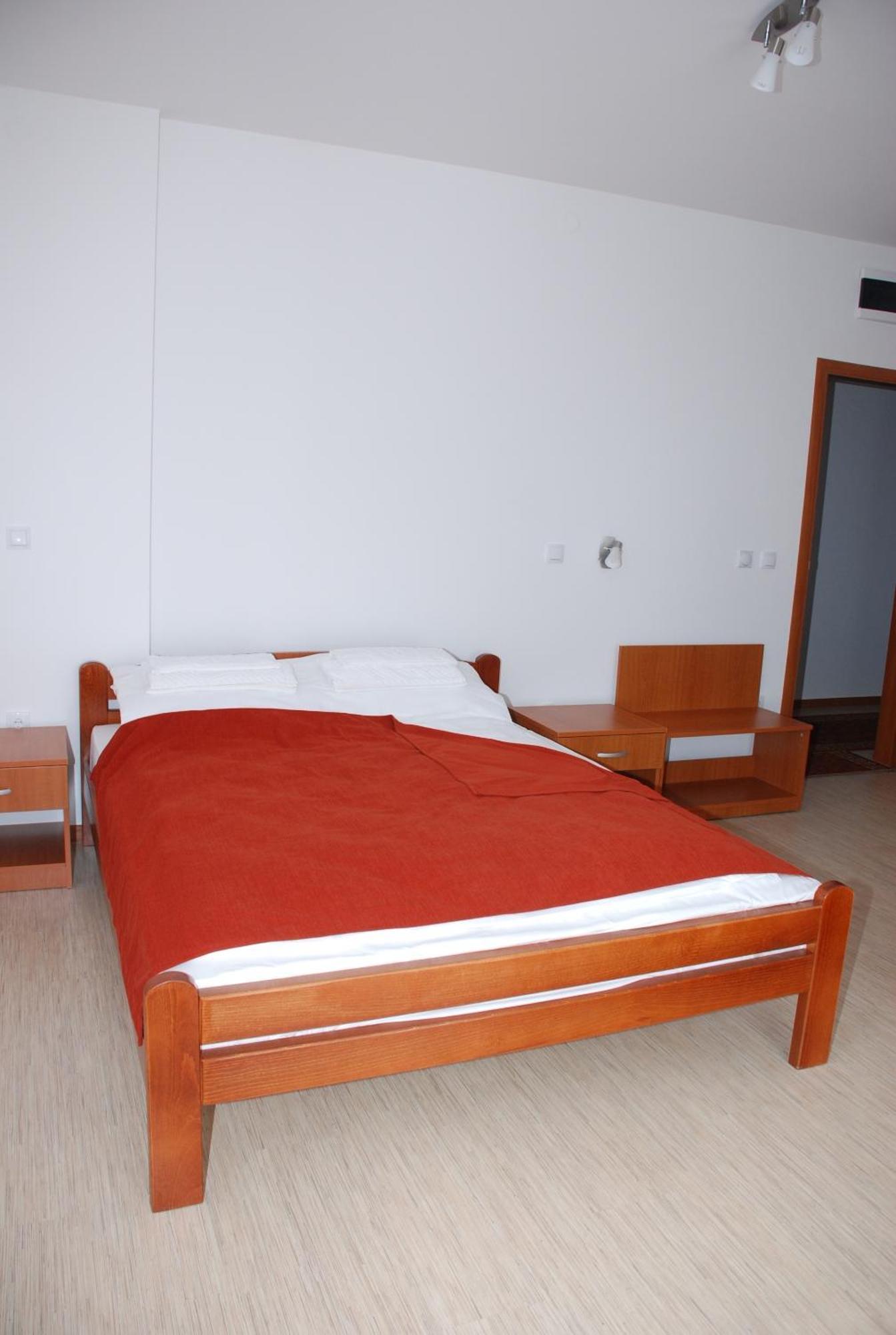 וראנג'ה M Garni Hotel מראה חיצוני תמונה