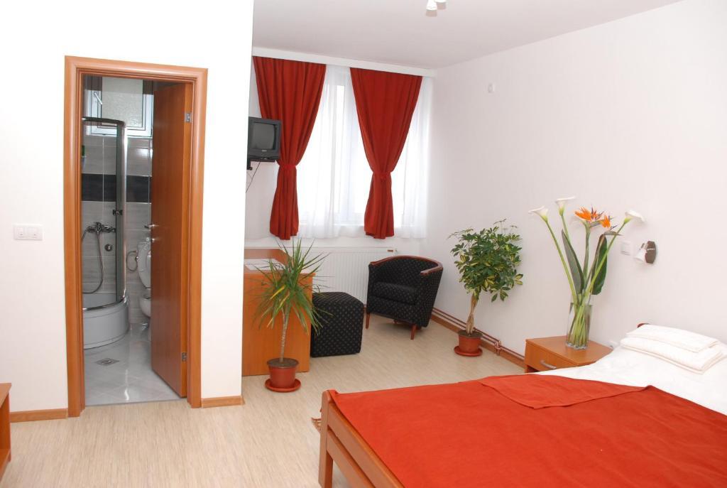 וראנג'ה M Garni Hotel חדר תמונה
