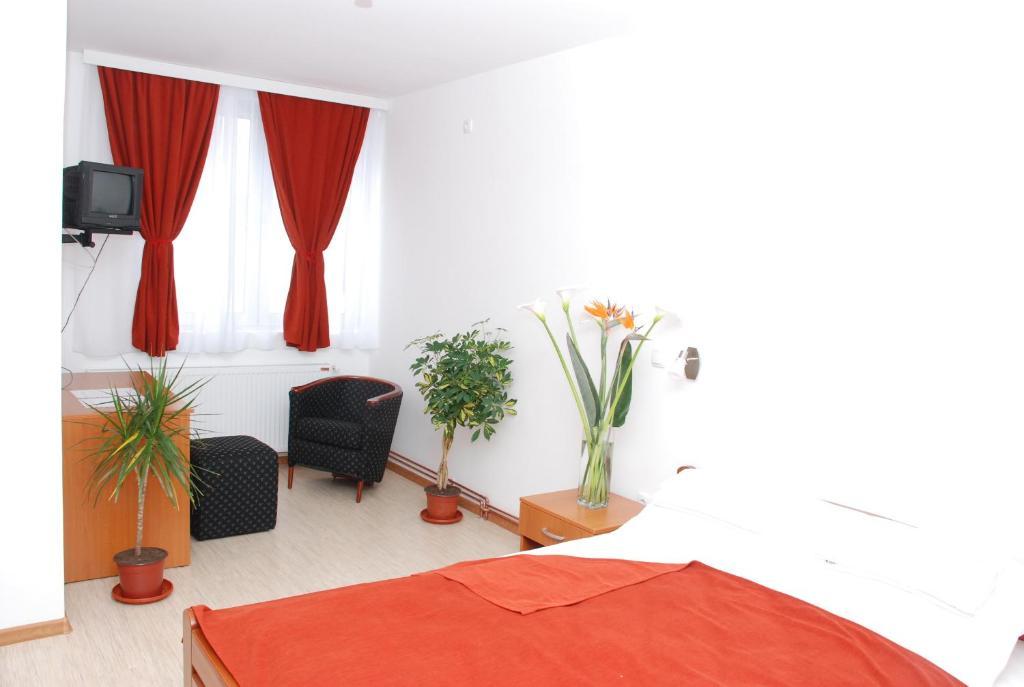 וראנג'ה M Garni Hotel חדר תמונה