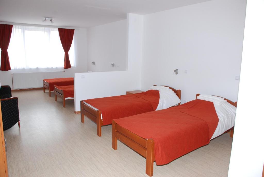 וראנג'ה M Garni Hotel חדר תמונה